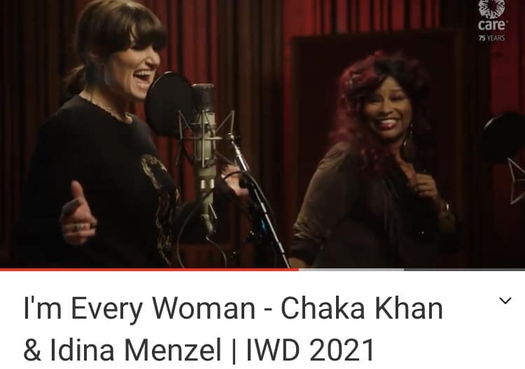 Chaka Khan and Idina Menzel signing together the song "I'm Every Woman"